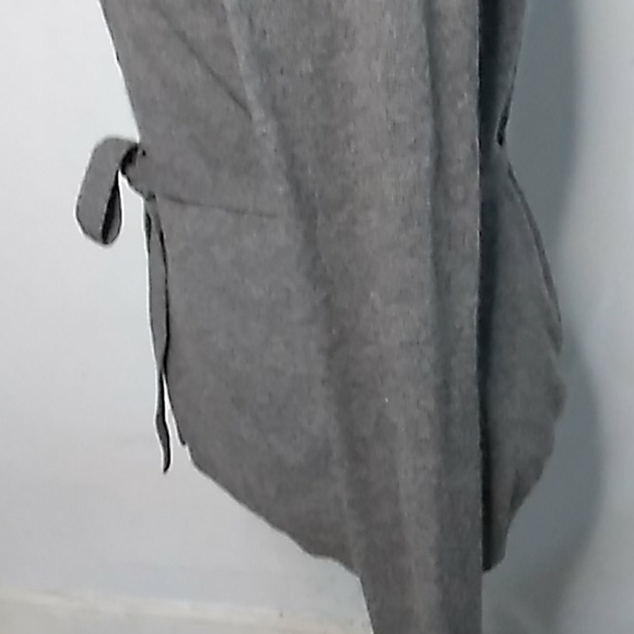 Saks FIFTH AVENUE   cashmere  gray belted sweater sz large - Picture 4 of 14